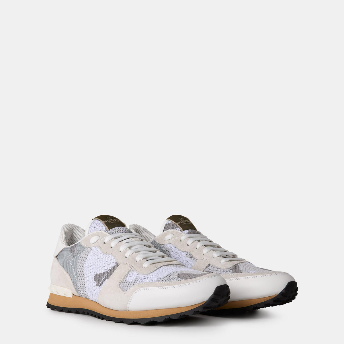 Weiße Rockrunner Sneaker mit Mesh-Camouflage, Schnürsenkeln und braunem Sohlenrand