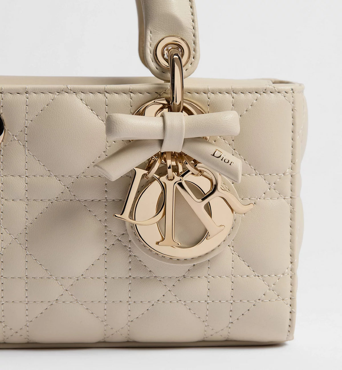 Mini Lady D-Joy bag: Dior-Logo Anhänger, Schleife und goldfarbene Metallbeschläge