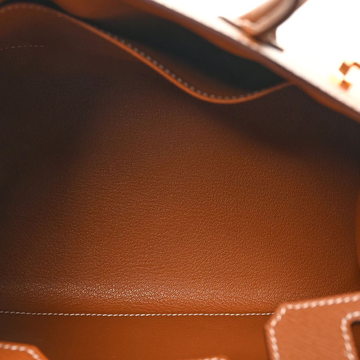 Nahaufnahme Birkin Sellier 25: braunes genarbtes Leder mit sichtbarer Ziernaht
