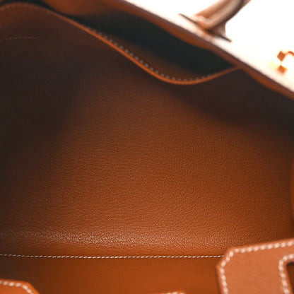 Nahaufnahme Birkin Sellier 25: braunes genarbtes Leder mit sichtbarer Ziernaht