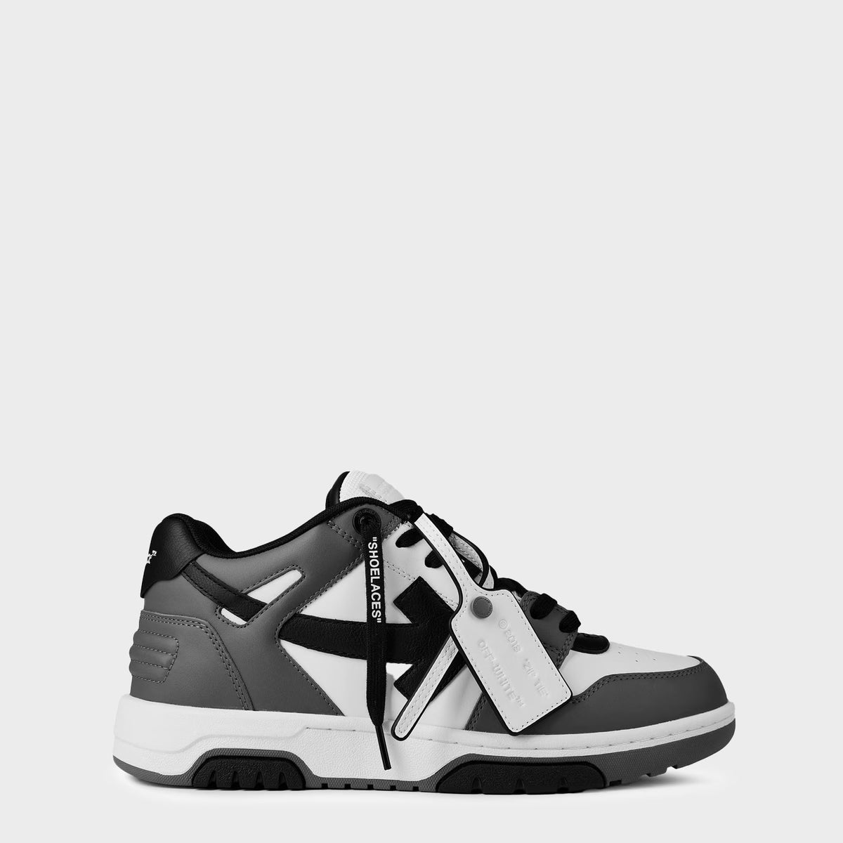 Classic trainers in black and white with lace-up and chunky tread sole