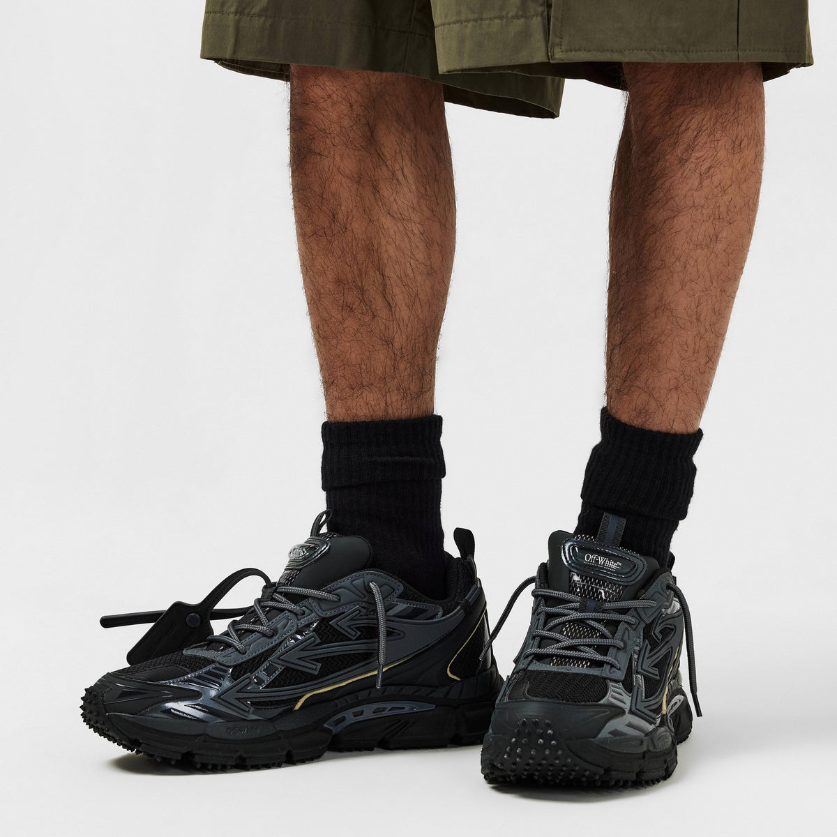 Herren Retro-Sneaker mit Schnürung und grober Profilsohle, Schwarz/Grau, seitliche Logos