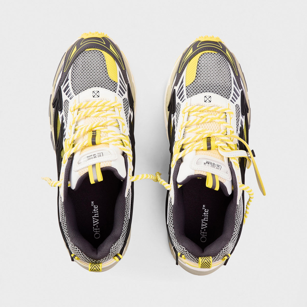 Retro-Sneaker Paar: Weiß/graues Mesh mit gelben Schnürbändern, schwarz-graue Details