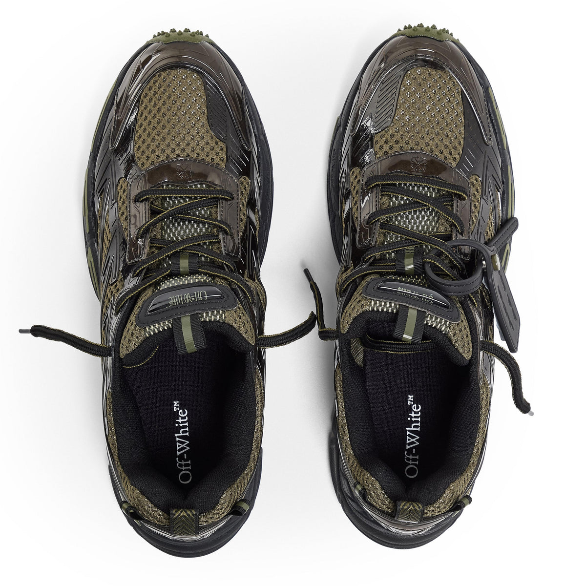 Retro-Sneaker Paar: Oliv/Khaki mit dunklem Obermaterial, Schnürung und grobe Sohle