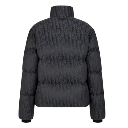LVE Daunenjacke schwarz, Rückansicht mit Kapuze und Logo-Allover