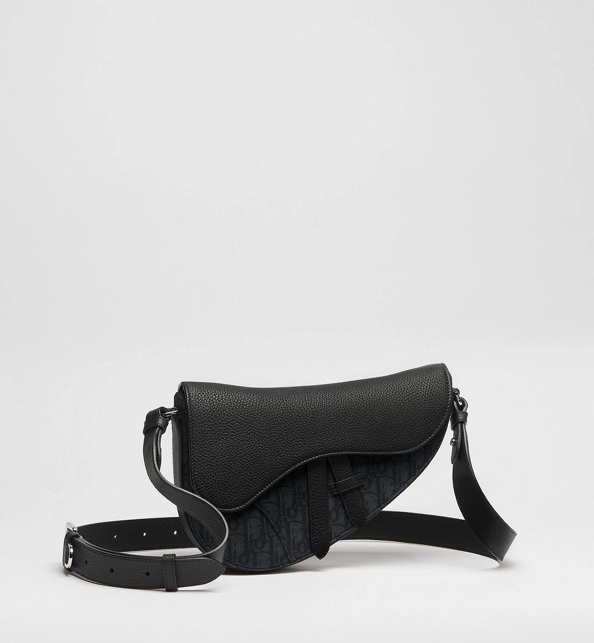 Dior Saddle Bag, schwarze strukturierte Lederoptik mit Magnet-Deckel und kurzem Schulterriemen