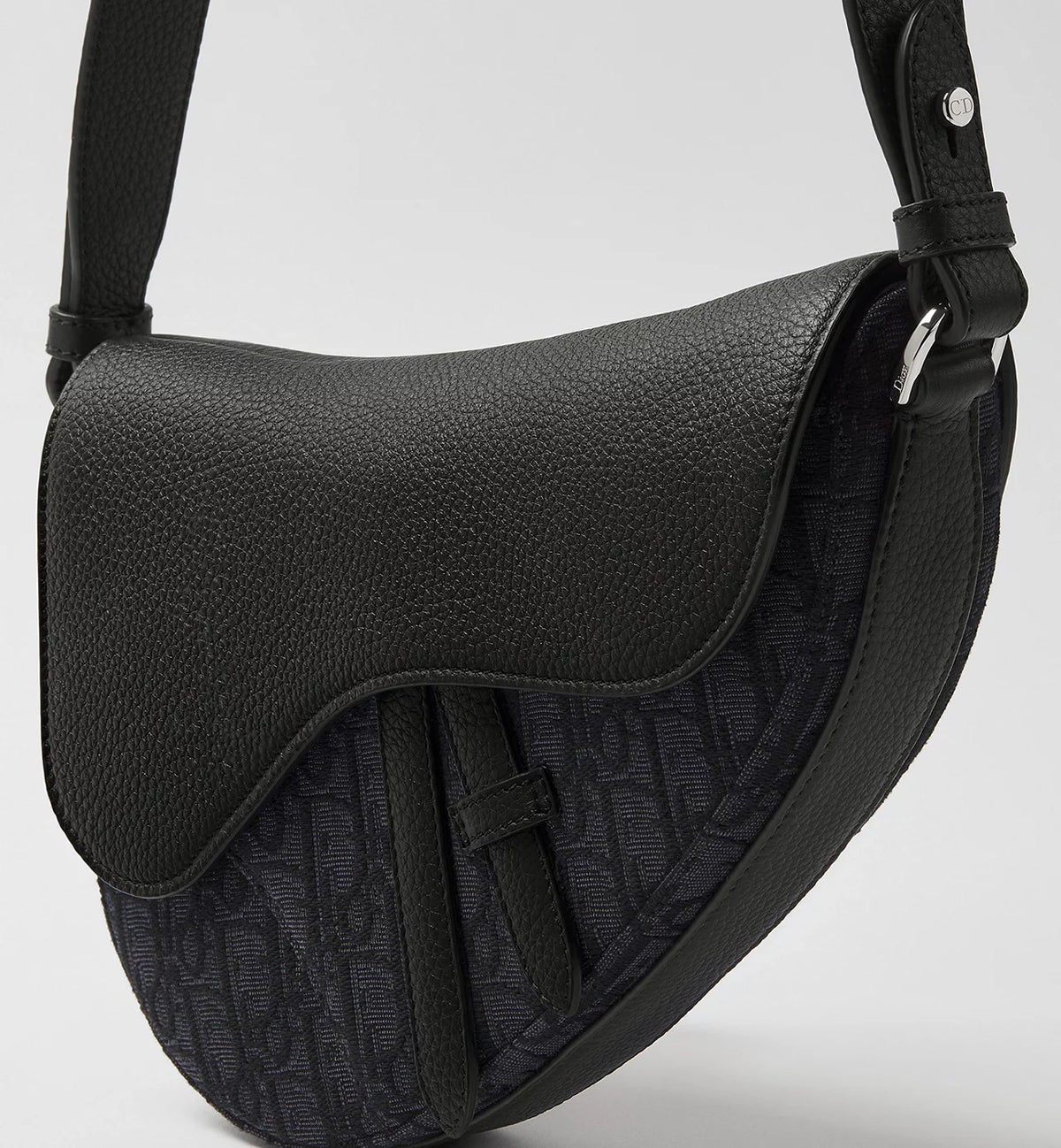 Schwarze Saddle Bag, grob genarbtes Leder mit abgerundeter Klappe und Schultergurt