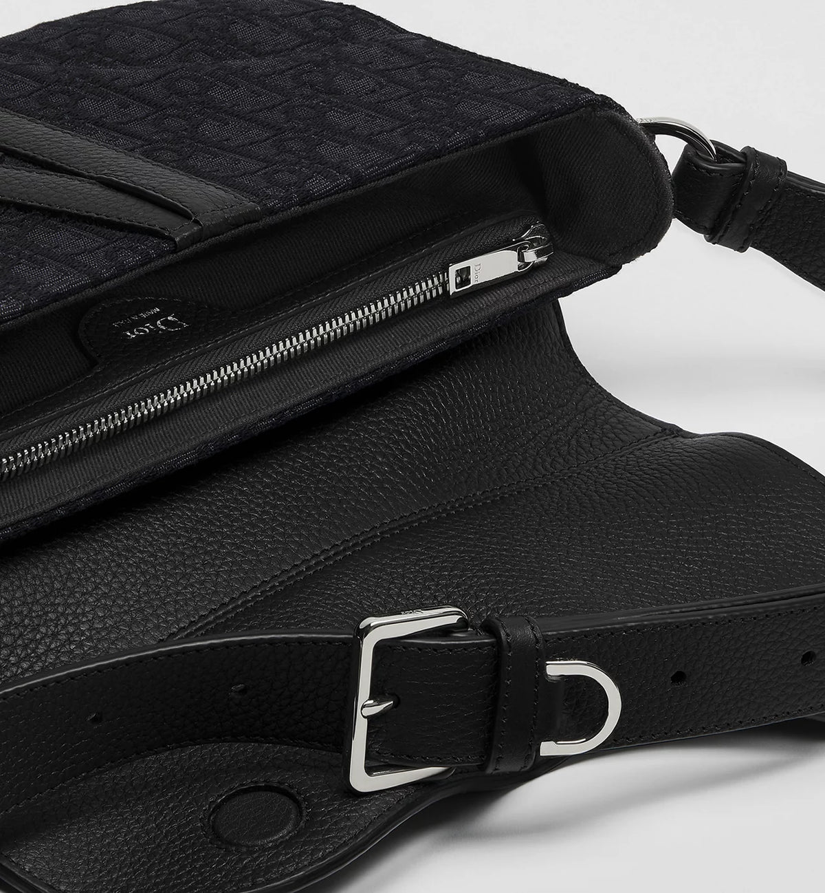 Reißverschluss an Saddle Bag mit Metall-Zipper, Rückseite mit geprägtem Stoff