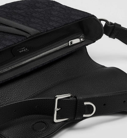Reißverschluss an Saddle Bag mit Metall-Zipper, Rückseite mit geprägtem Stoff