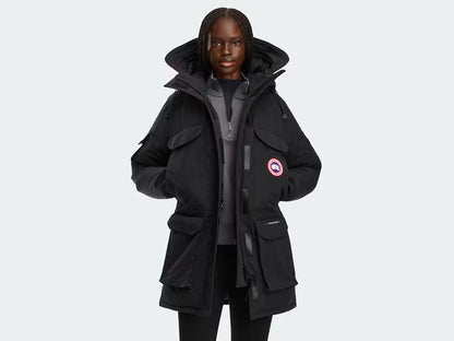 Expedition Parka femme noire à capuche, fermeture zippée, poches cargo et écusson