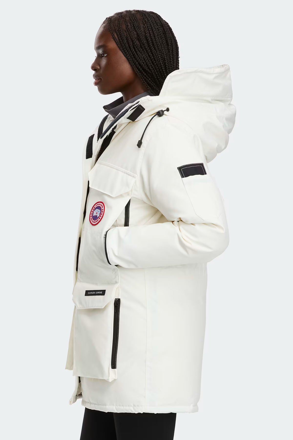 Expedition Parka femme blanc cassé vue de côté, capuche haute, poches plaquées, écusson