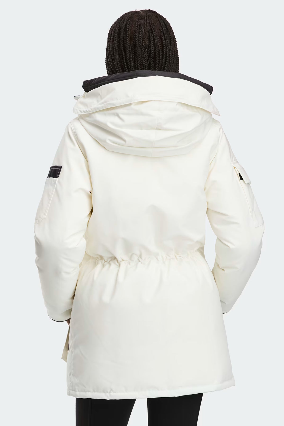 Expedition Parka femme blanc cassé vue arrière, capuche haute, taille froncée, parka mi-longue