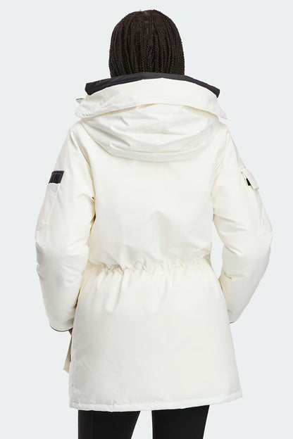 Expedition Parka femme blanc cassé vue arrière, capuche haute, taille froncée, parka mi-longue