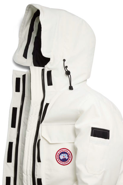 Expedition Parka femme blanc cassé gros plan, capuche, fermeture zippée et écusson rond