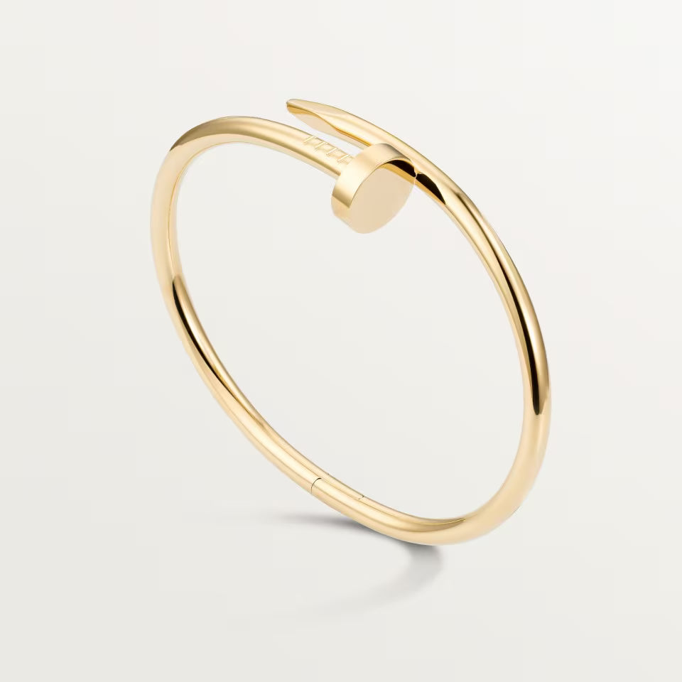 Bracelet jonc clou en or, vue de côté avec motif clou discret