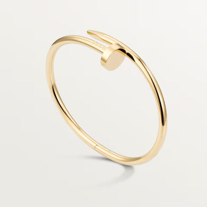 Bracelet jonc clou en or, vue de côté avec motif clou discret