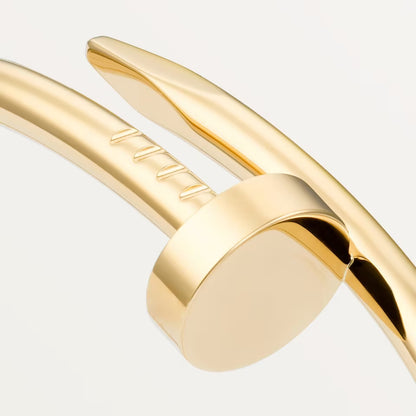 Bracelet jonc clou en or, gros plan du clou rond et du jonc
