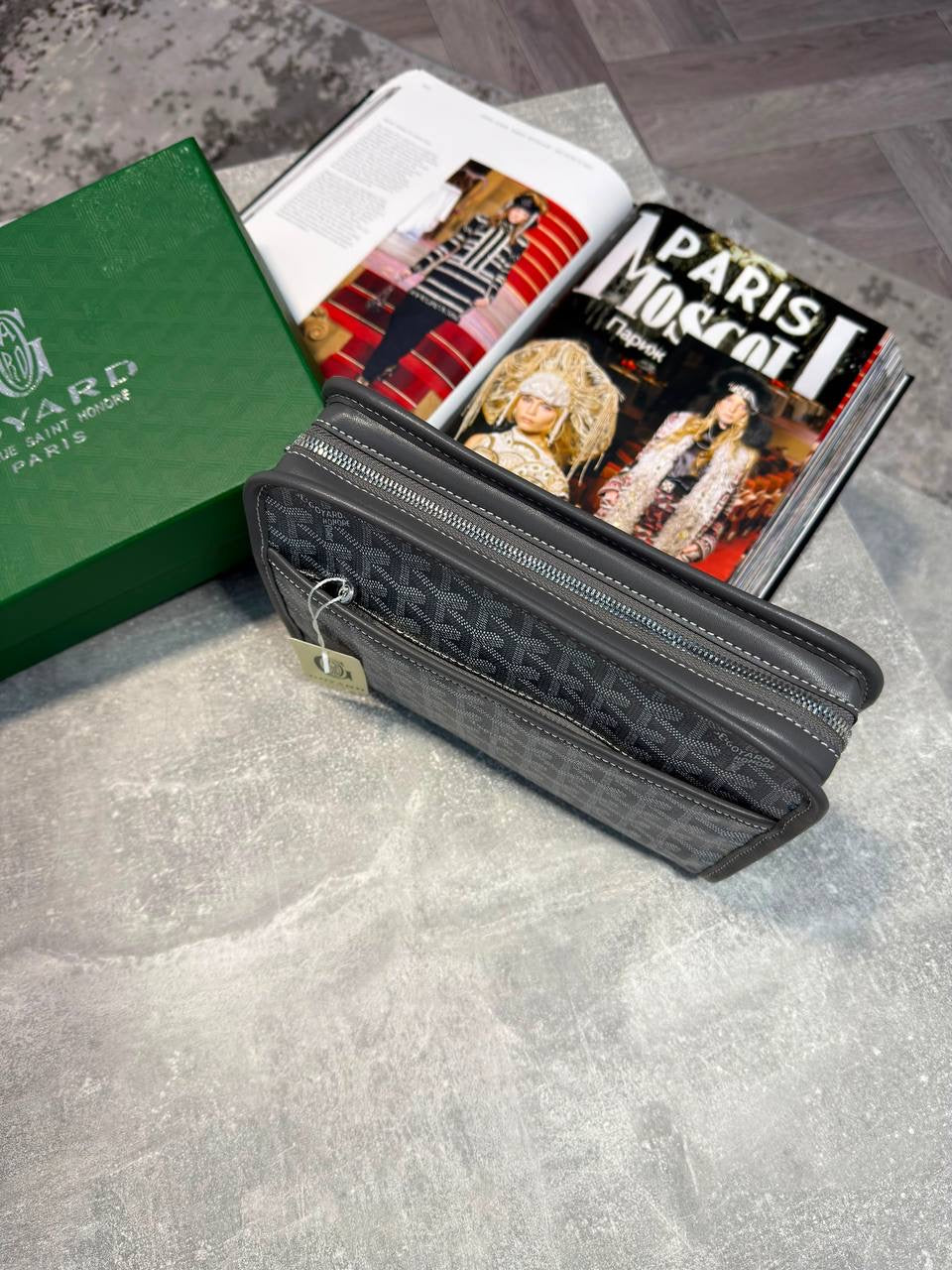 Gyard Seńat pouch with dual zippers, front pocket, and small padlock