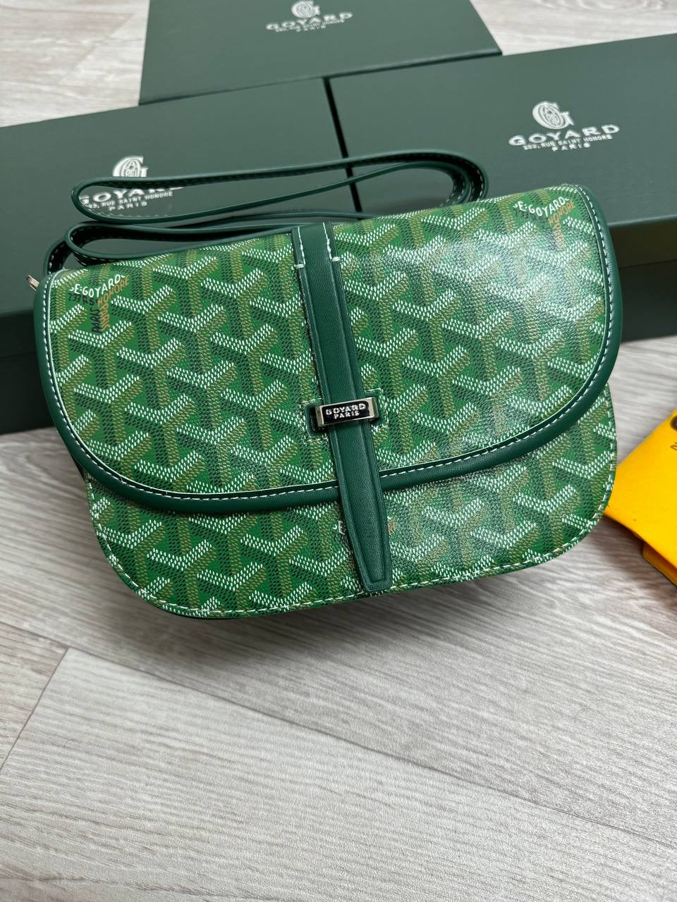 Gyard man bag in green with crossbody strap and front flap