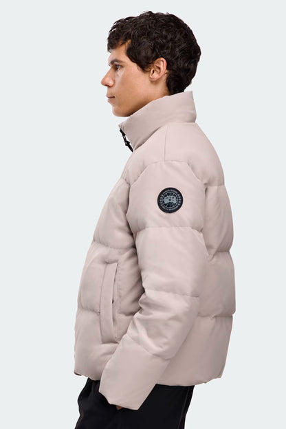 Beige Bayview-Parka, Seitenansicht mit rundem Emblem am Ärmel