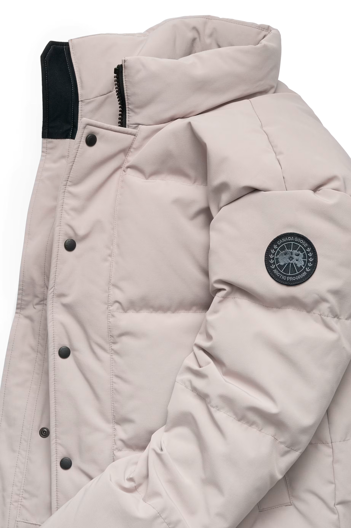 Bayview-Parka Nahtbereich mit rundem Zertifikatslogo und Kapuzensaum