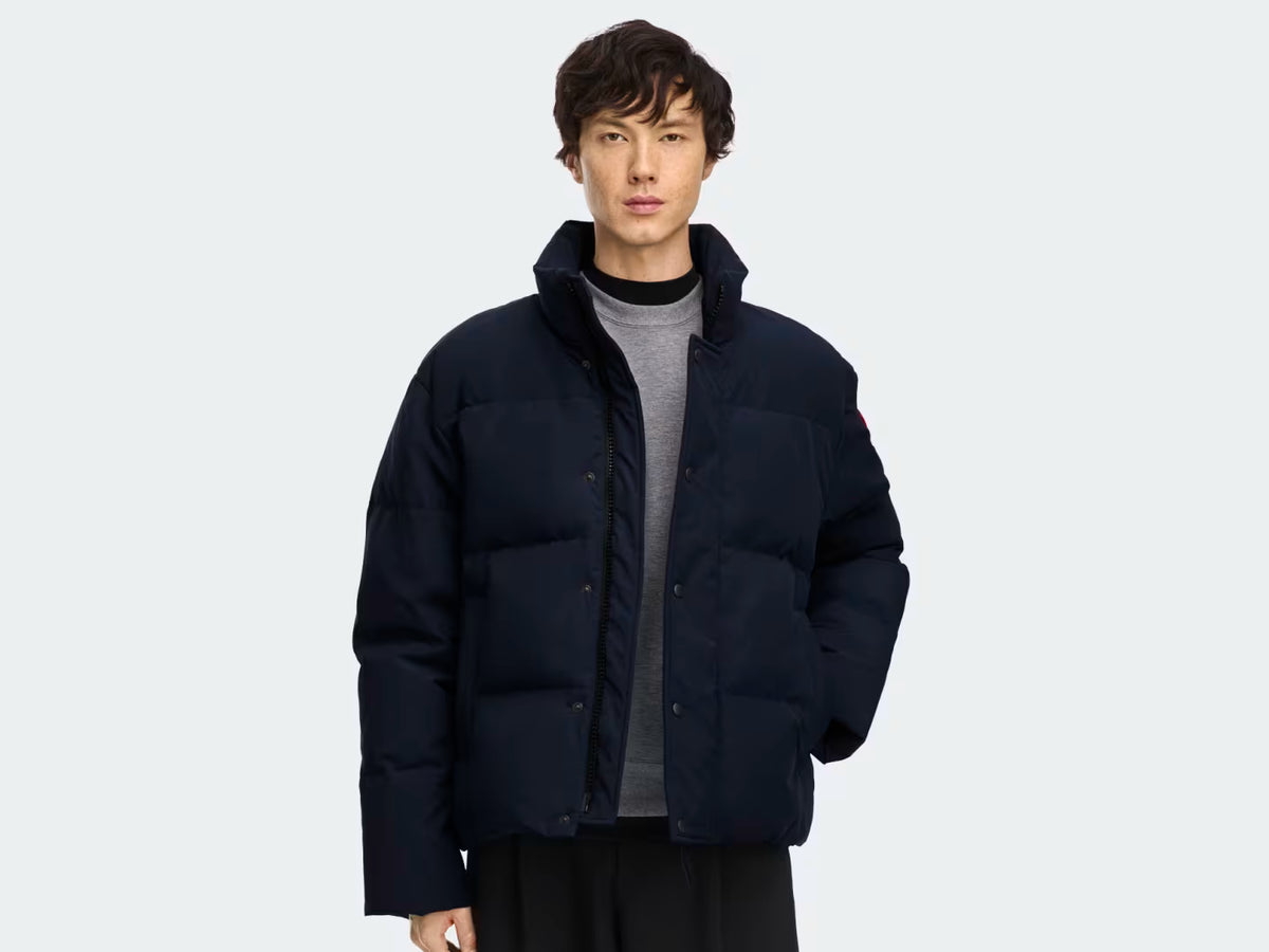 Bayview Parka blu scuro, chiusura centrale a bottoni e tasche con patta