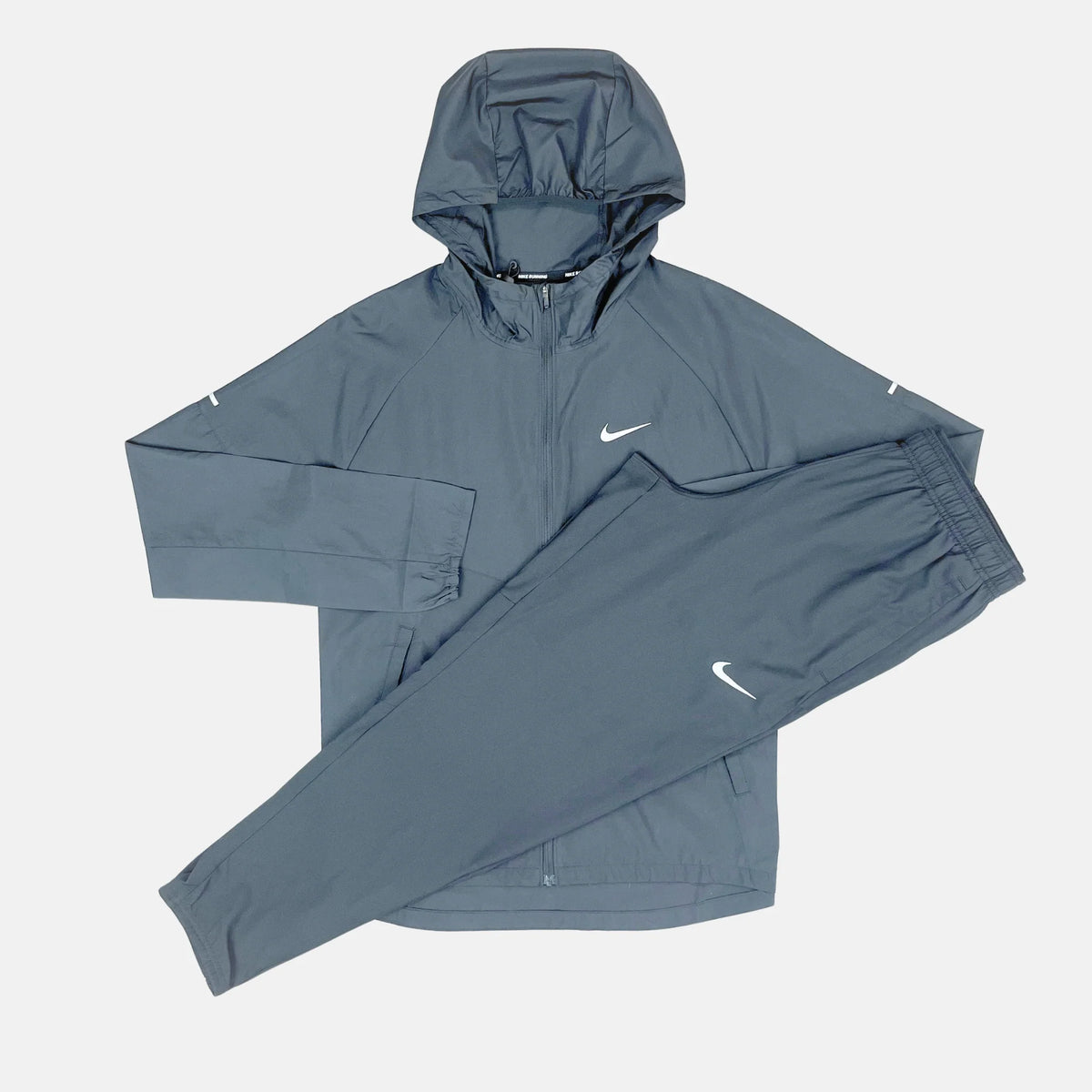 Nike Miler Repel hooded jacket and jogger pants set, light blue (flat lay)