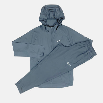 Nike Miler Repel hooded jacket and jogger pants set, light blue (flat lay)
