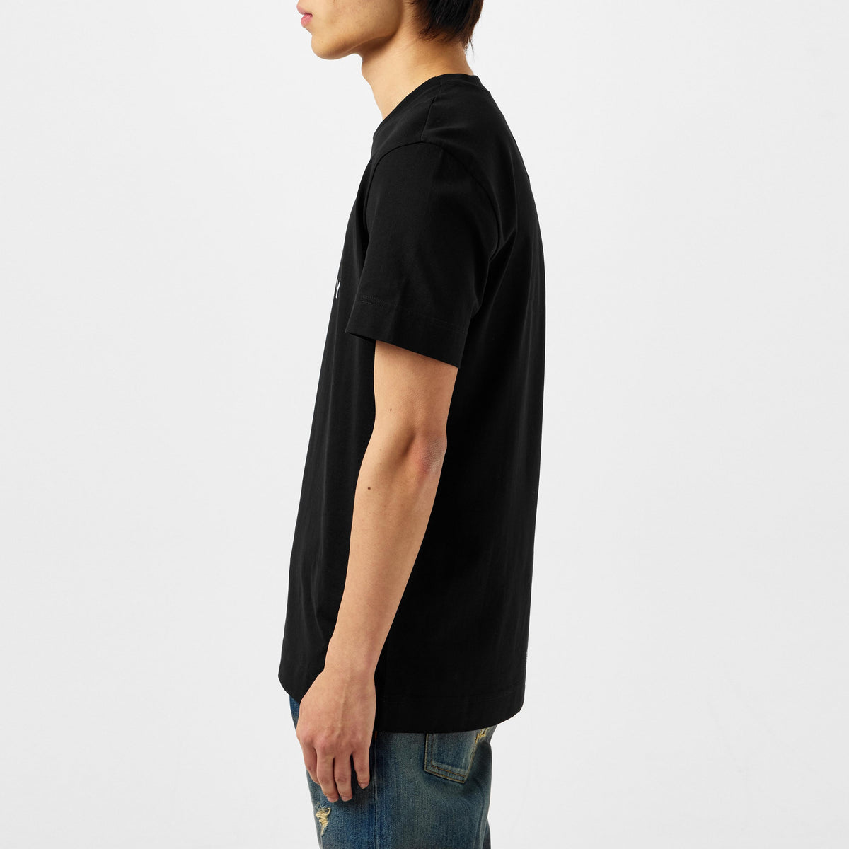 Black short-sleeve T-shirt with crew neck and straight hem