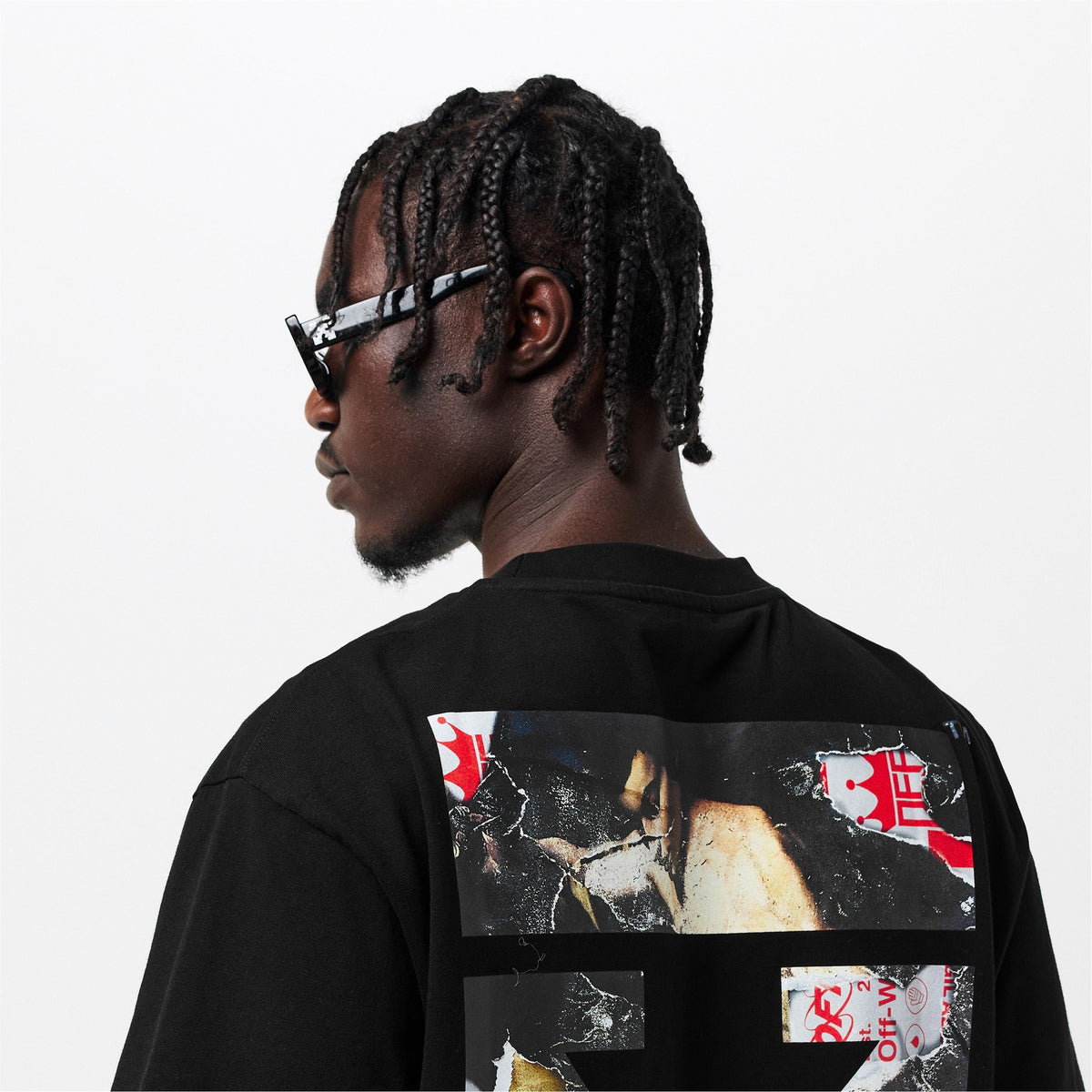 Rückendetail: schwarzes T-Shirt mit großem Pfeil- und Collage-Print