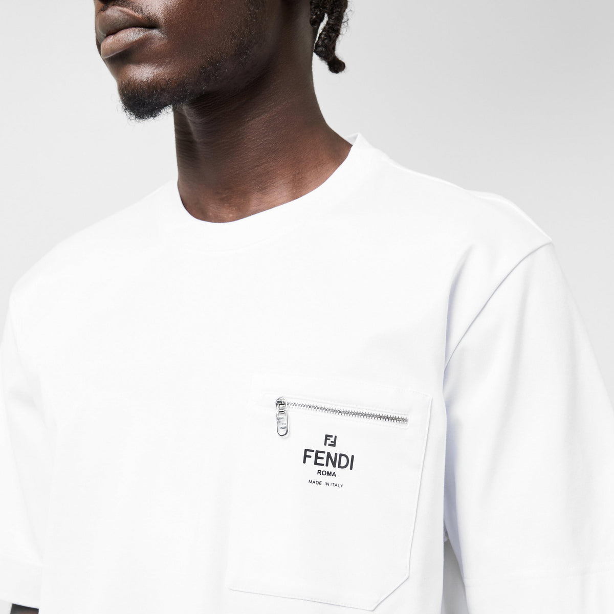 Fendi Herren-T-Shirt, weiß, Detail der Brusttasche mit Reißverschluss und Fendi-Logo