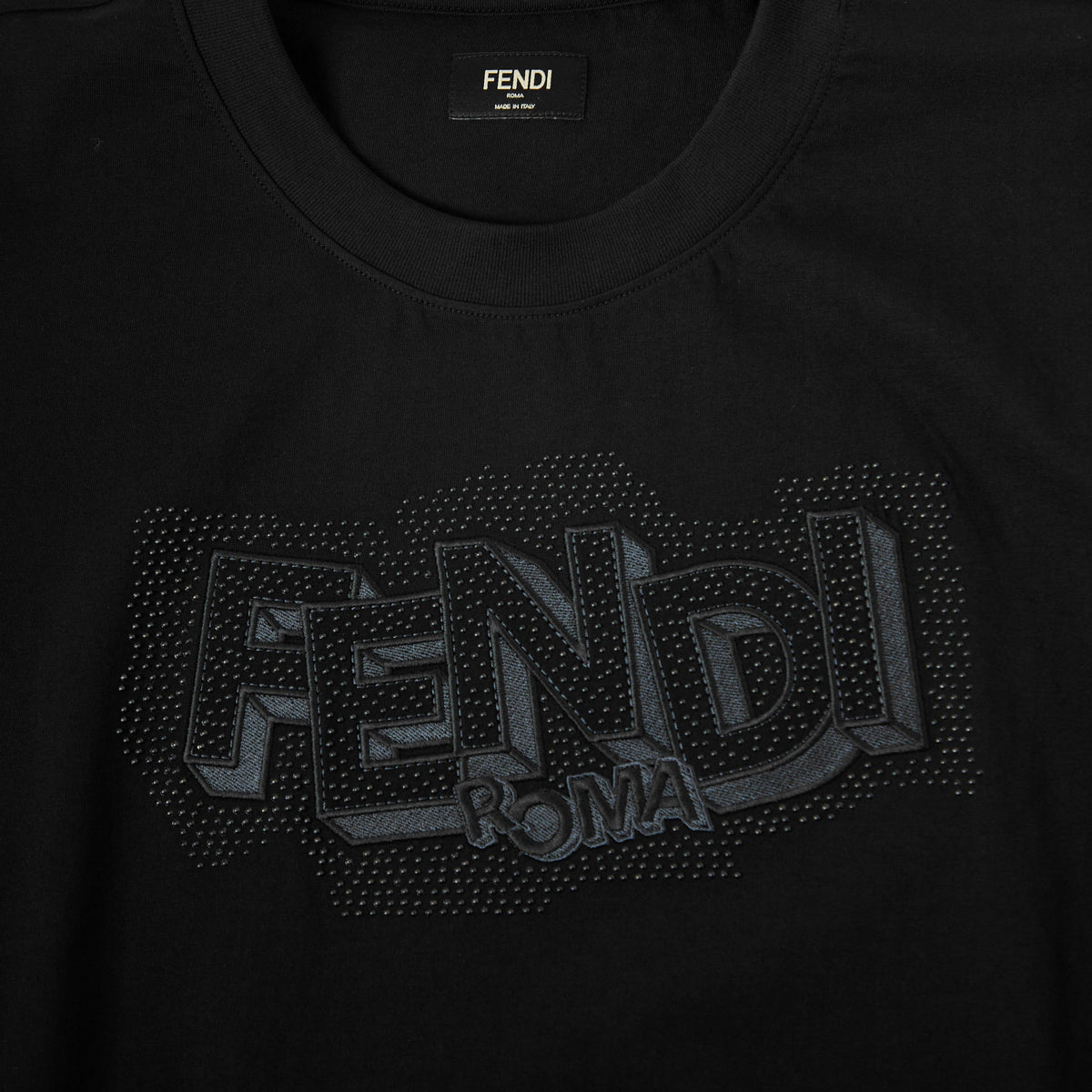 FF Pop T‑Shirt, schwarzer Rundhalsausschnitt, „FENDI ROMA“ Logo im Detail