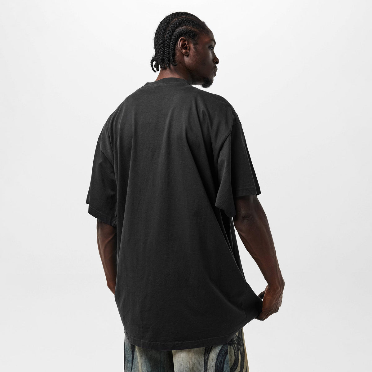 Oversized black T-shirt, plain back view with relaxed shoulder and short sleeves