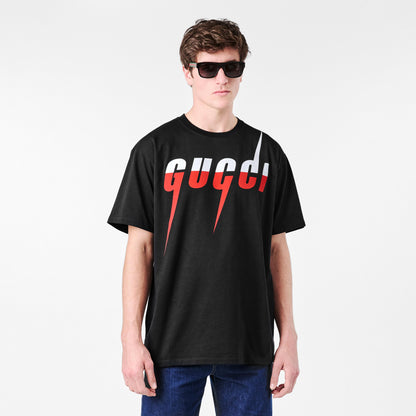 Schwarzes T-Shirt mit „gucci!“ Schriftprint in Weiß und Rot