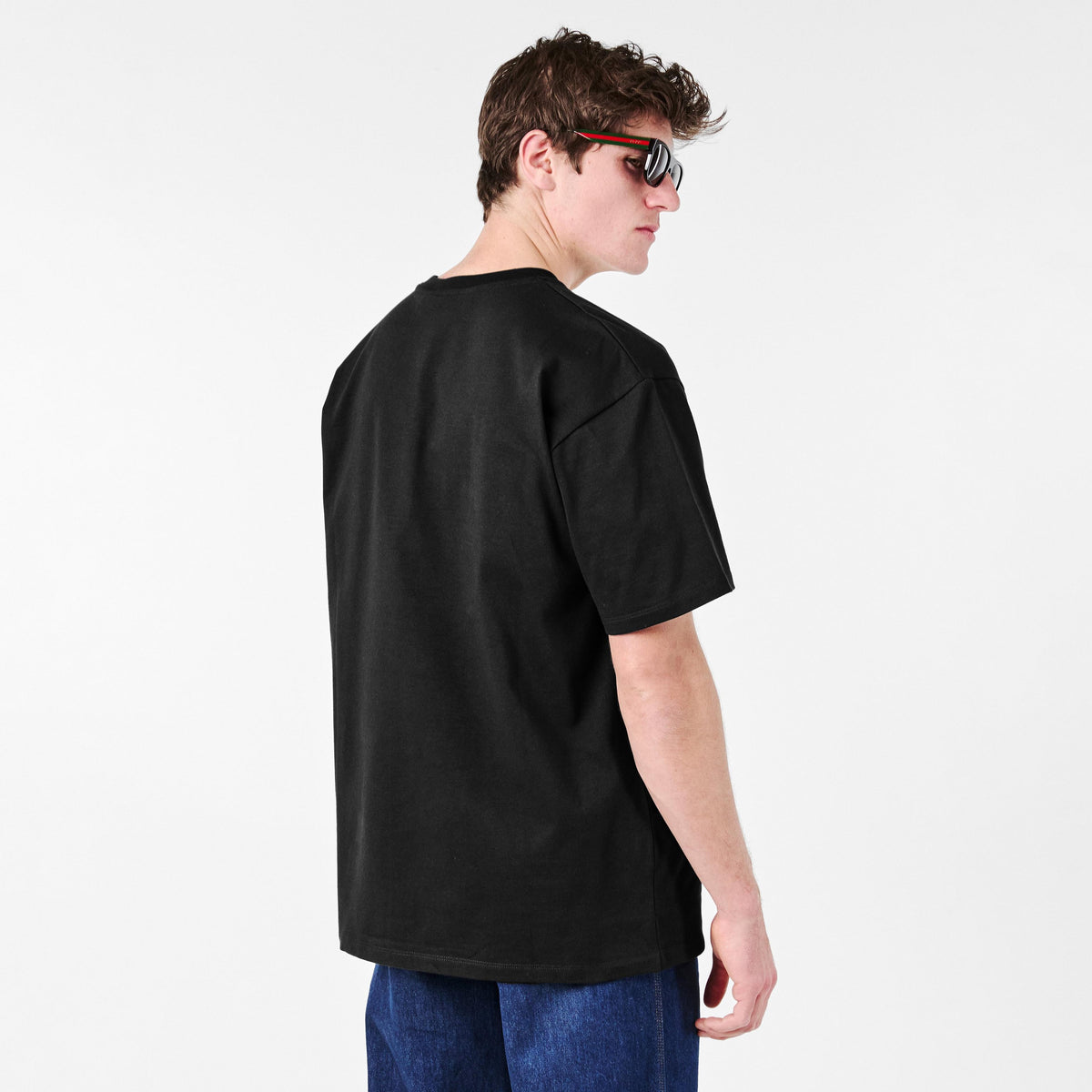 Schwarzes T-Shirt seitlich, „gucci!“ Vorderansicht mit rotem Akzent