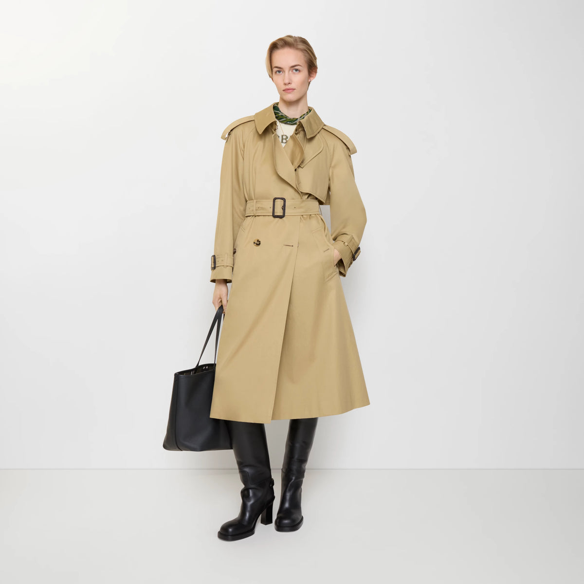 Long trench coat in sand beige with buckled belt and plaid lining at the placket