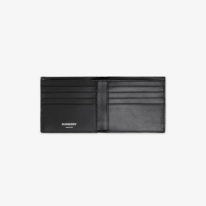 Geöffnete Bifold-Geldbörse mit mehreren Kartenfächern, dunkles Innenfutter