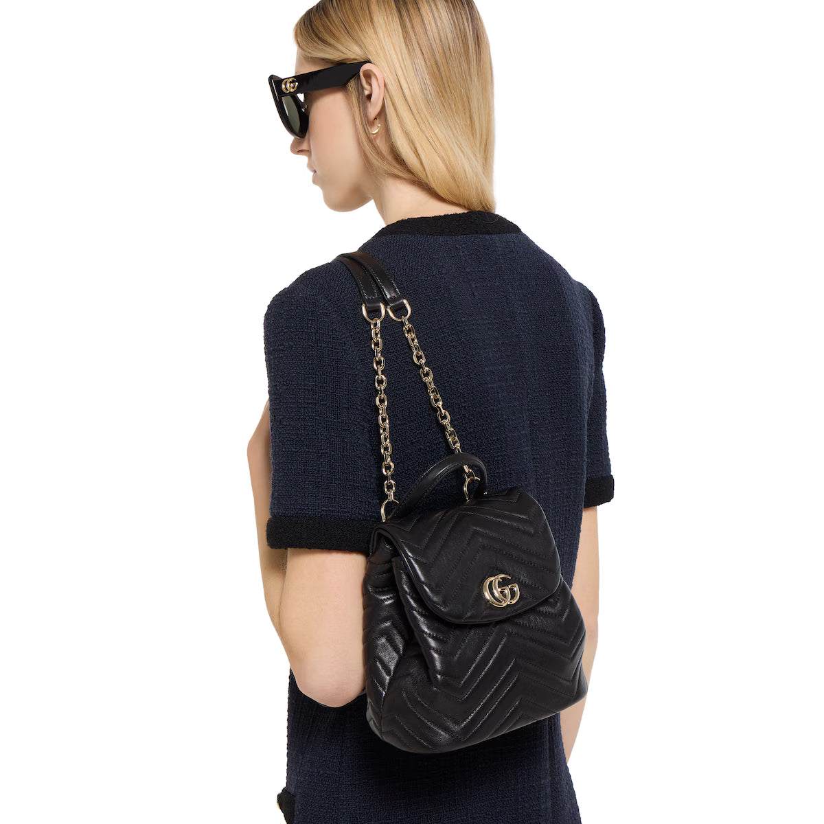 Mini sac GG Marmont noir porté, vue profil avec chaîne dorée et fermoir GG