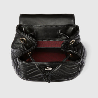 Intérieur du mini sac GG Marmont : doublure rouge et fermeture avec sangles et anneaux noirs
