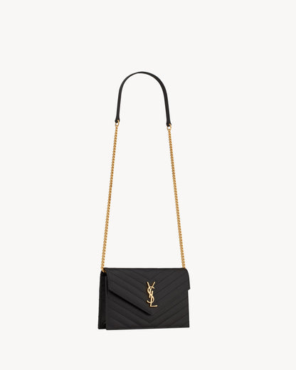 Pochette enveloppe cuir grain de poudre noir à chaîne dorée, rabat chevrons
