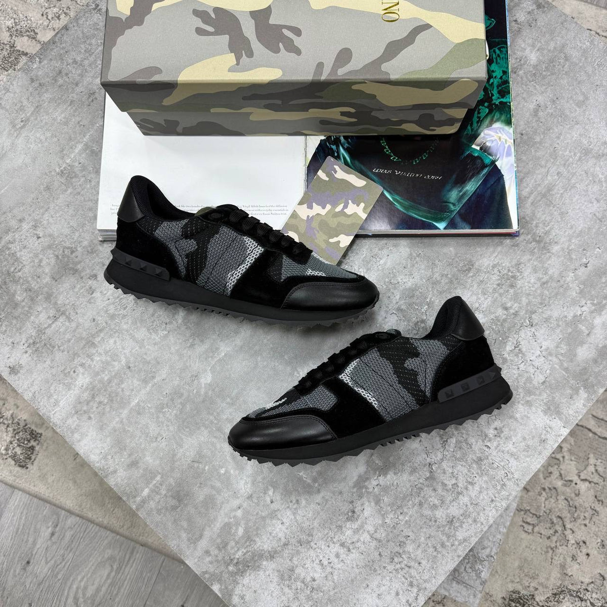 Black Rockrunner sneakers with textured gray panels, lace-up low tops