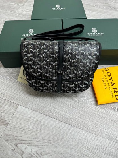 Gyard man bag in black with front flap and adjustable strap