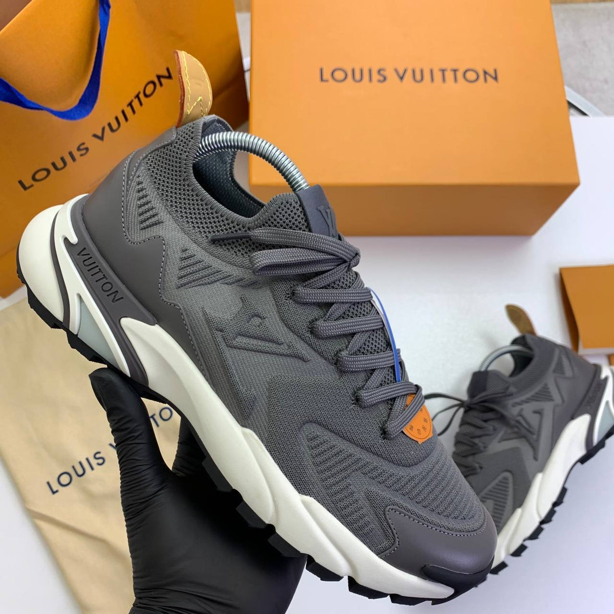 Trainer sneaker, gray anthracite knit upper with lace-up and chunky white sole
