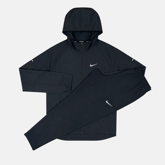 Nike Miler Repel hooded jacket and jogger pants set, black (flat lay)