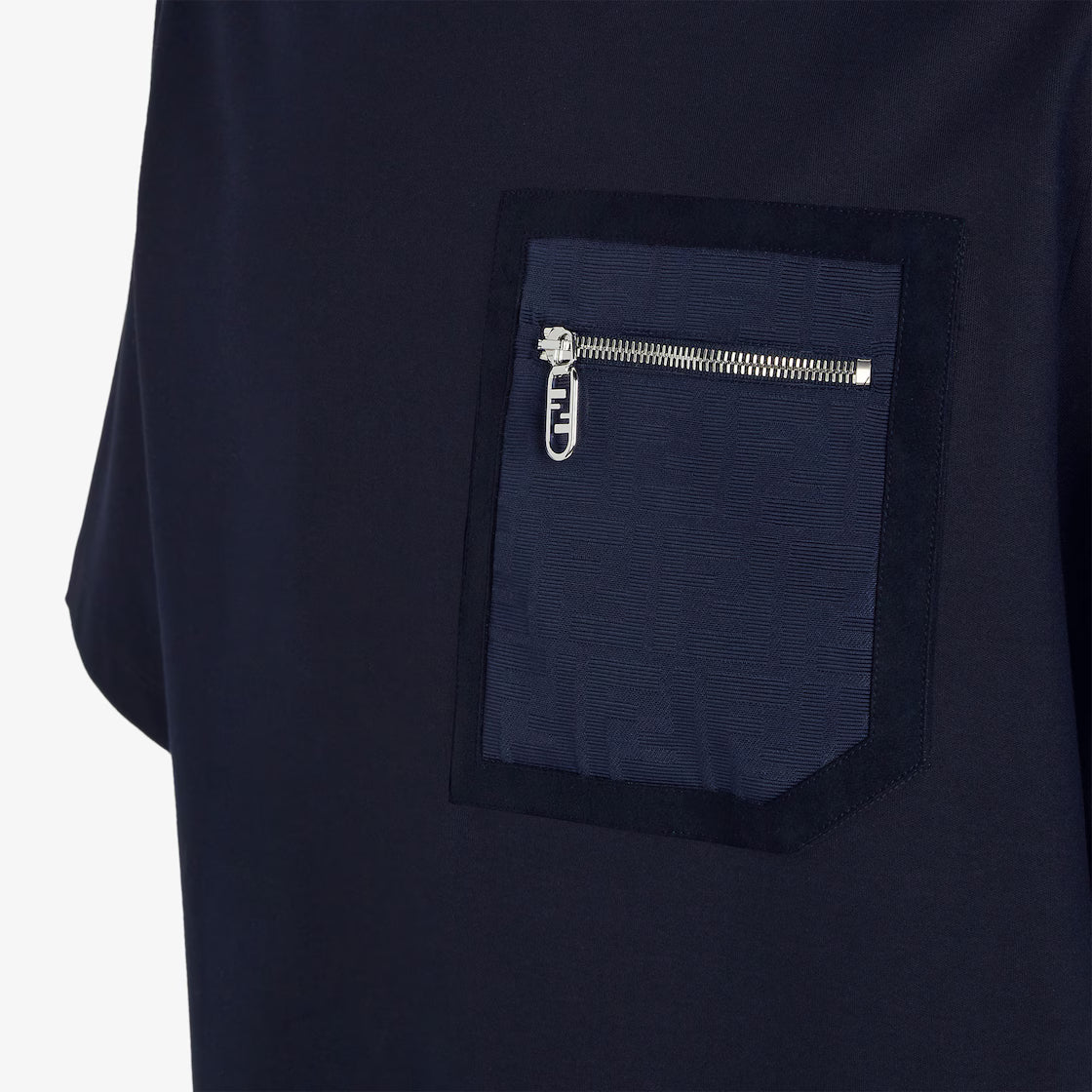 Nahaufnahme: Brusttasche mit Reißverschluss am T‑Shirt aus Baumwolle, dunkelblau