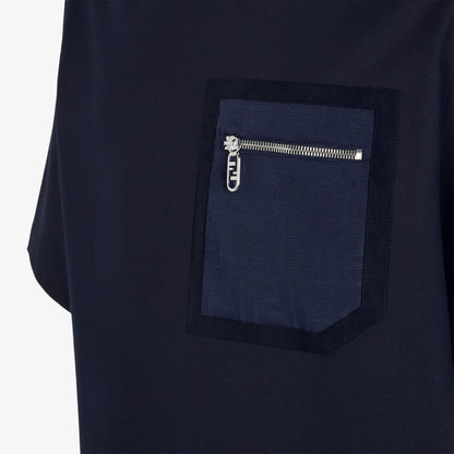 Nahaufnahme: Brusttasche mit Reißverschluss am T‑Shirt aus Baumwolle, dunkelblau