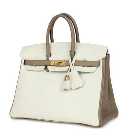 Hermès Birkin 25 blanche, vue trois-quarts avec sangle brune et fermoir doré