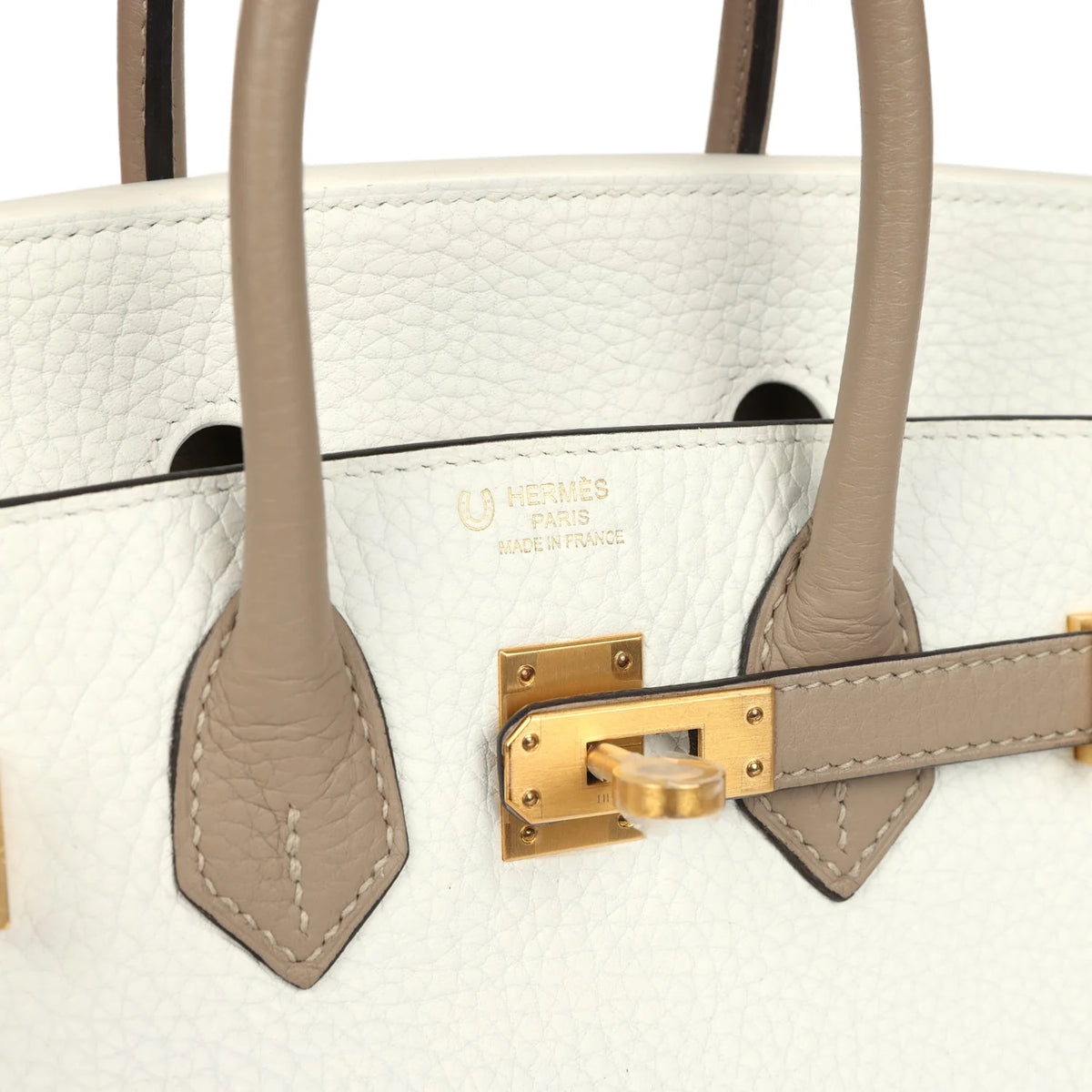 Détail Hermès Birkin 25 : fermoir doré et logo sur le cuir crème