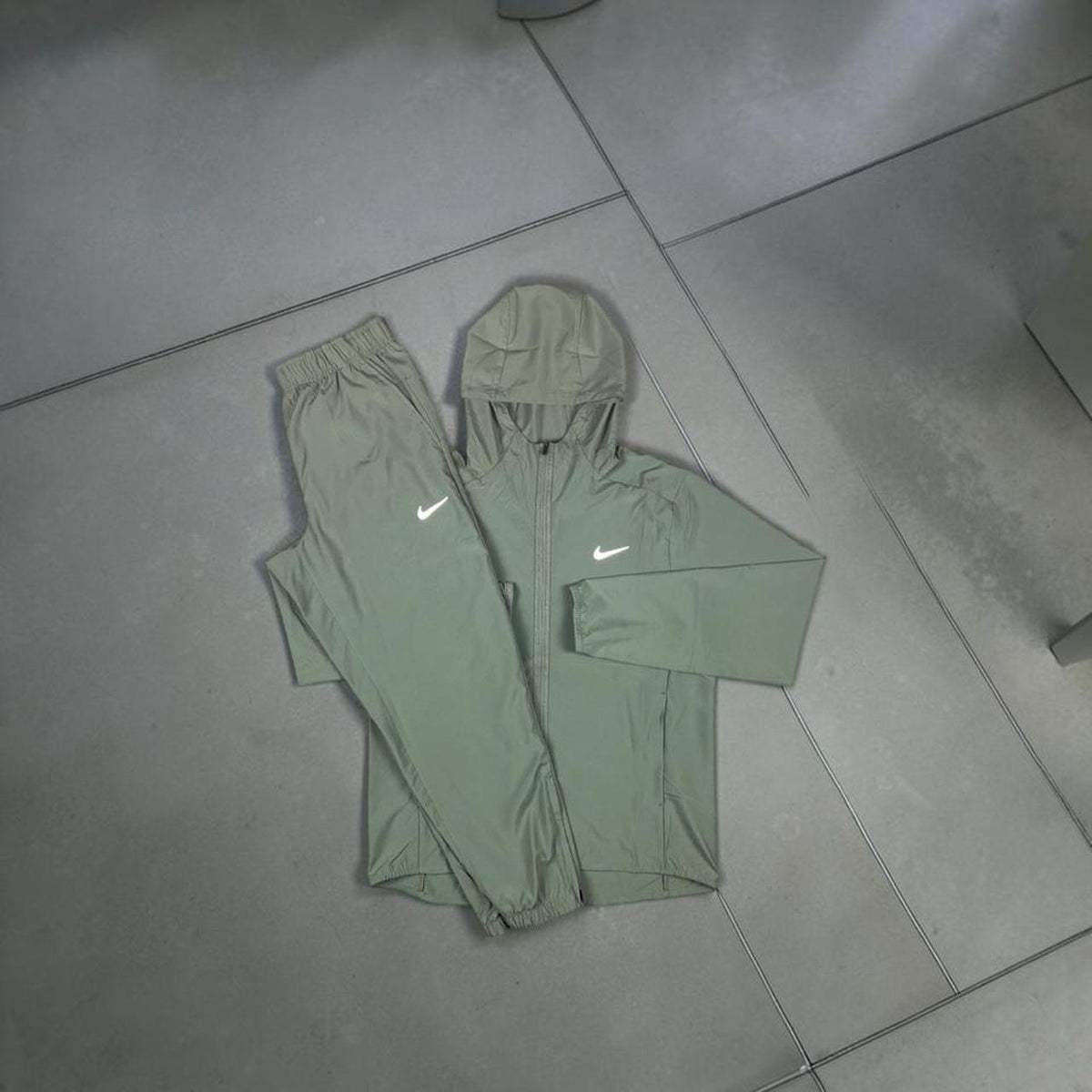 Nike light green zip-up hoodie and matching jogger pants tracksuit set
