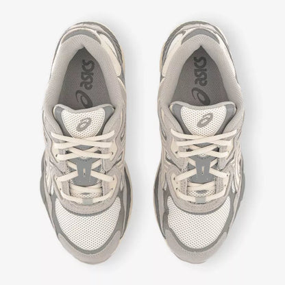 ASICS Gel-NYC Sneaker „Oyster Grey“, Detailansicht von Schuhkragen und Schnürung